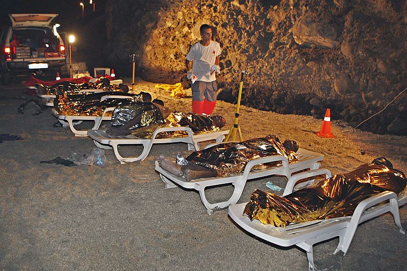 CAYUCO CON 62 PERSONAS LLEGÓ A UNA PLAYA DEL SUR DE TENERIFE