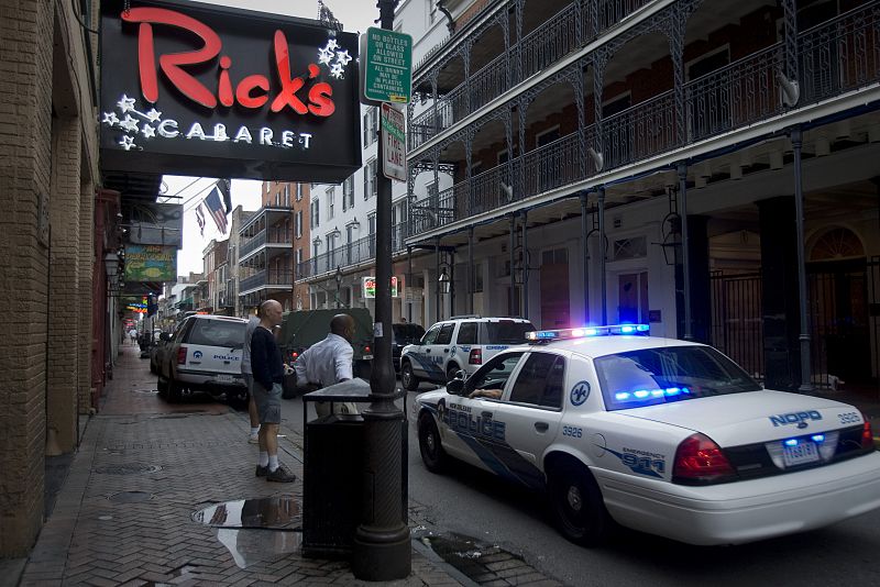 Un coche de la policía patrulla en el barrio francés de Nueva Orleans tras el paso del huracán 'Gustav'.