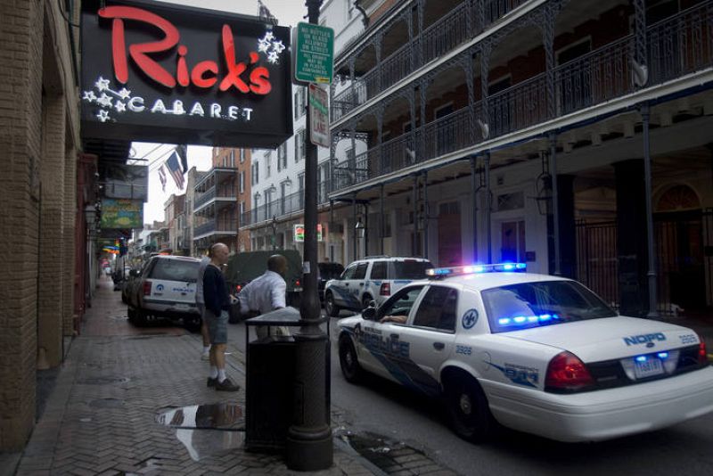 Un coche de la policía patrulla en el barrio francés de Nueva Orleans tras el paso del huracán 'Gustav'.