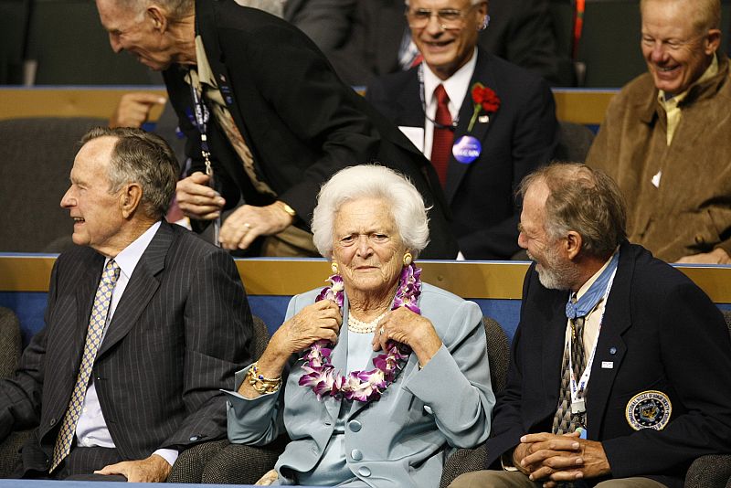 El expresidente de EE.UU. George Bush y su esposa en la Convención Republicana en Estados Unidos.