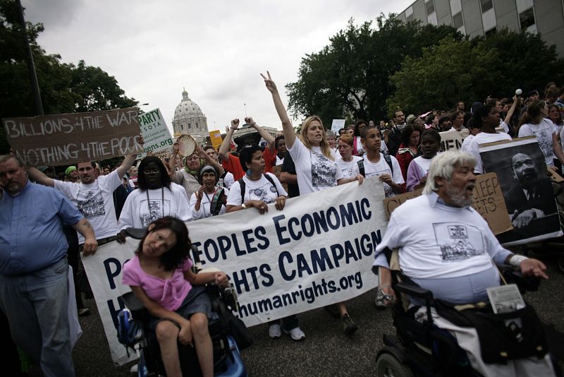 Manifestantes protestan en Saint Paul, Estados Unidos, aprovechando la Convención Republicana.