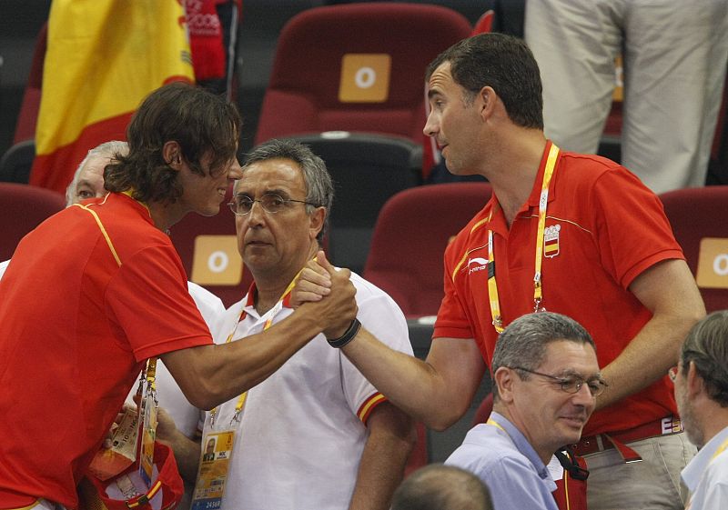 El príncipe Felipe felicita a Nadal durante los Juegos Olímpicos.