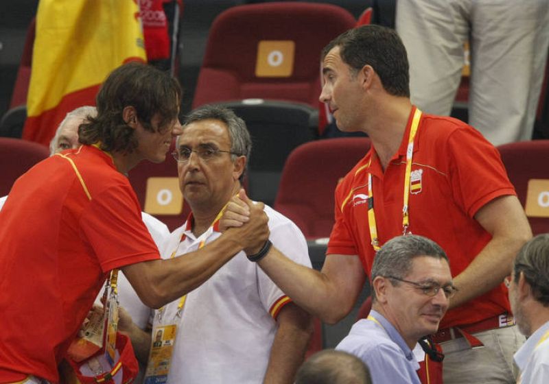 El príncipe Felipe felicita a Nadal durante los Juegos Olímpicos.