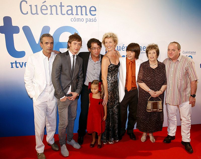 El elenco de "Cuéntame" acompañado del director de TVE, Javier Pons.