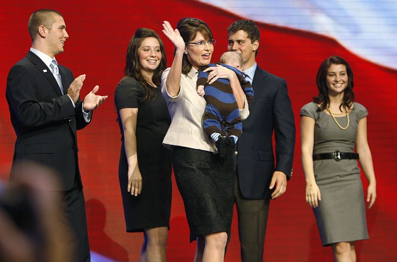 La candidata a la vicepresidencia de Estados Unidos, Sarah Palin, aparece junto a su familia en la Convención Republicana de Saint Paul, Minnesota.