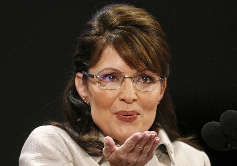 Sarah Palin envía un beso a los delegados de la Convención Republicana de Saint Paul en la que ha aceptado ser la número dos de John McCain.