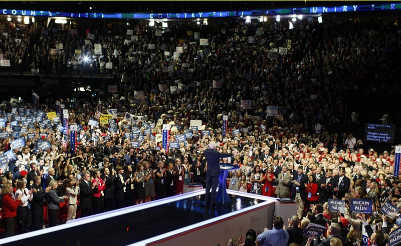 John McCain durante el discurso de aceptación de la candidatura republicana a la Casa Blanca en Saint Paul, Minnesota.