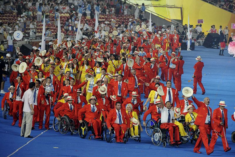 La delegación española, con 133 atletas, desfila en la ceremonia inaugural.