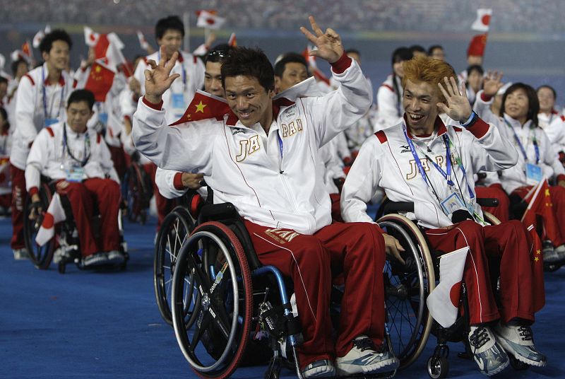 La delegación japonesa desfila también en la ceremonia inaugural en el nido de pájaro.