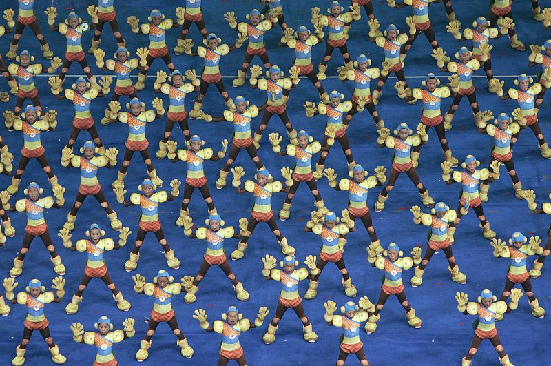 2.200 estudiantes de entre 8 y 12 años han representado una danza robótica durante el espectáculo.