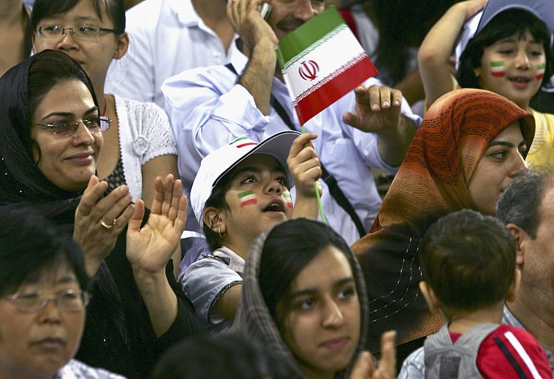 Fans iraníes animan a sus compatriotas en el partido de voleybol del grupo B ante Japón.