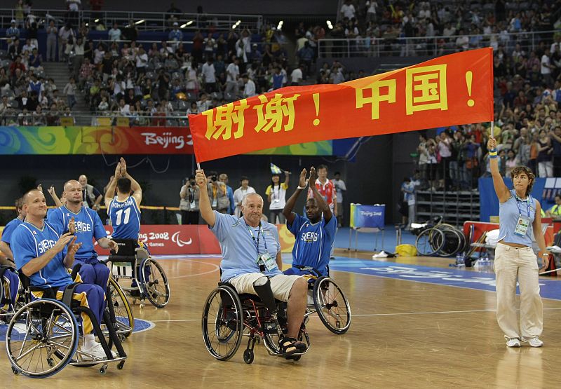 El equipo de baloncesto masculino sueco muestra una pancarta al final de su partido, en la que se lee: "¡Gracias China!