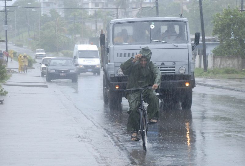 Un hombre transita por una calle de la Bahía de Cienfuegos en Cuba