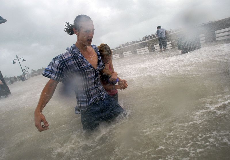Residentes de Cayo Oeste en Florida sufren los efectos de Ike