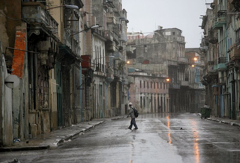 Un hombre camina por una calle de La Habana