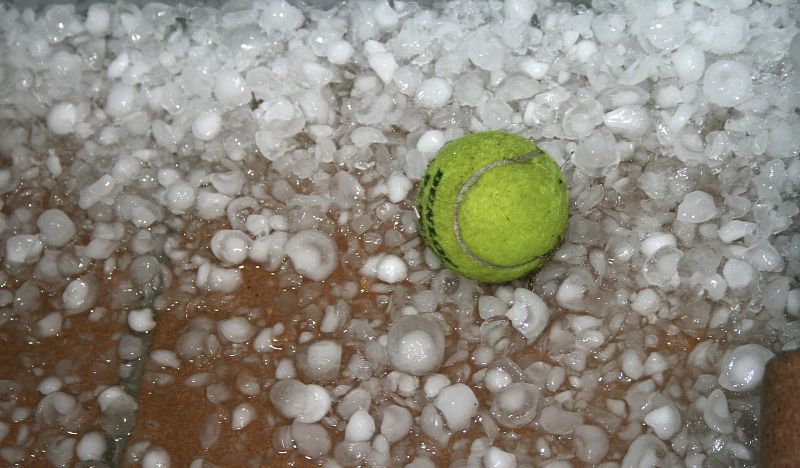 Imagen de las bolas de granizo que han caído sobre la capital.