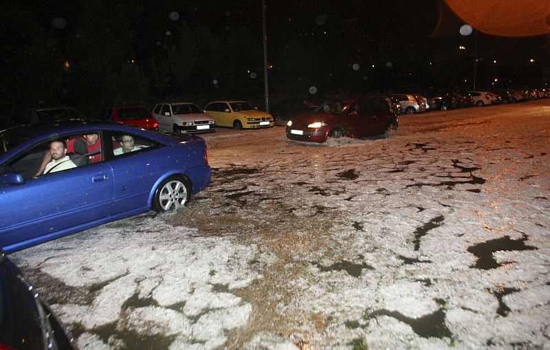 La granizada ha dejado una espera capa que parecía de nieve. Muchos vehículos han tenido que parar ante la virulencia de la tormenta.