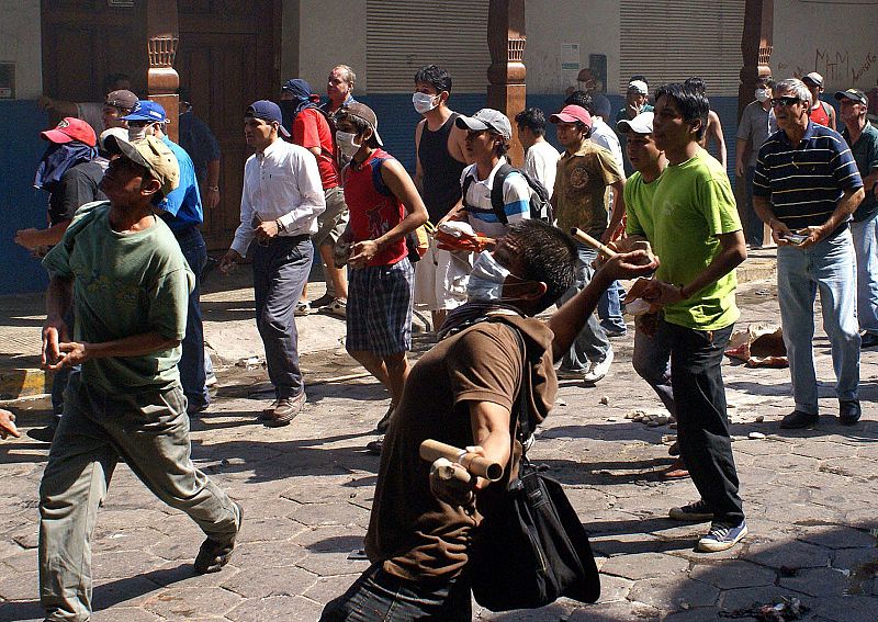 La violencia se ha convertido en protagonista en las calles de Santa Cruz (Bolivia), donde  un grupo de opositores al Gobierno de Morales se ha enfrentado al Ejército. Han saquedado varios organismos institucionales.