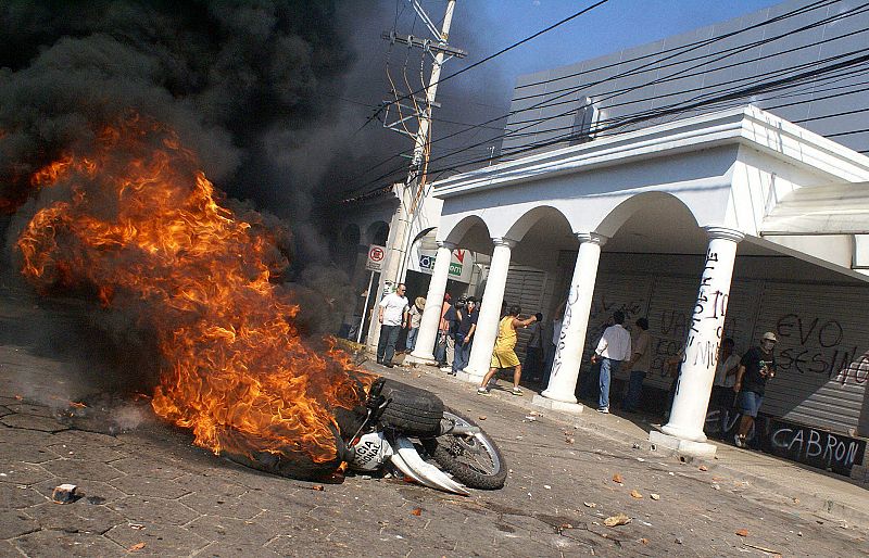 Los grupos violentos han incendiado contenedores y mobiliario robado.