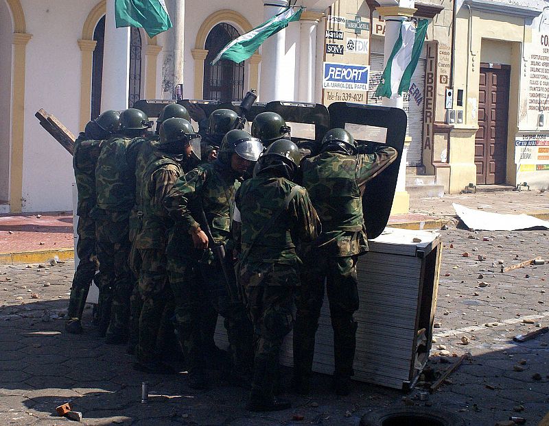 Los militares forman una barricada ante los ataques de los grupos violentos.