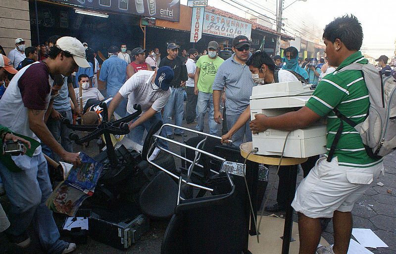 Los violentos sacan el mobiliario de las oficinas de Impuestos Internos en Santa Cruz para quemarlos.