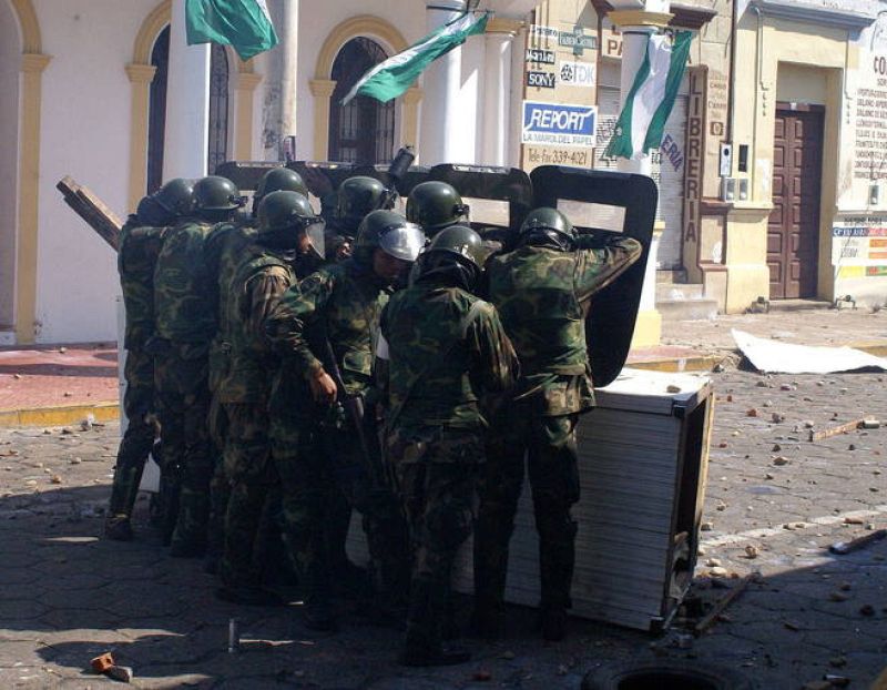 Los militares forman una barricada ante los ataques de los grupos violentos. 