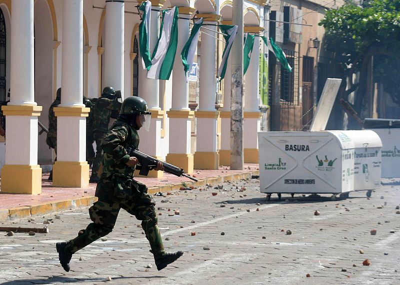 Los militares se enfrentan a un grupo de universitarios y de la Unión Juvenil Cruceñista en la ciudad oriental de Santa Cruz (Bolivia), en la violenta jornada.