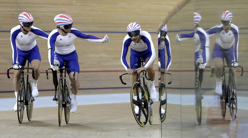 Los británicos Bristow, Cundy y Kenny celebran su victoria en la final de sprint.