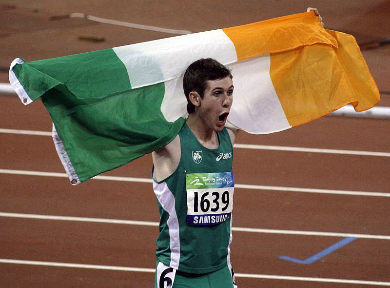 Michael McKillop, de Irlanda, celebra el triunfo después de ganar los 800 metros T37.
