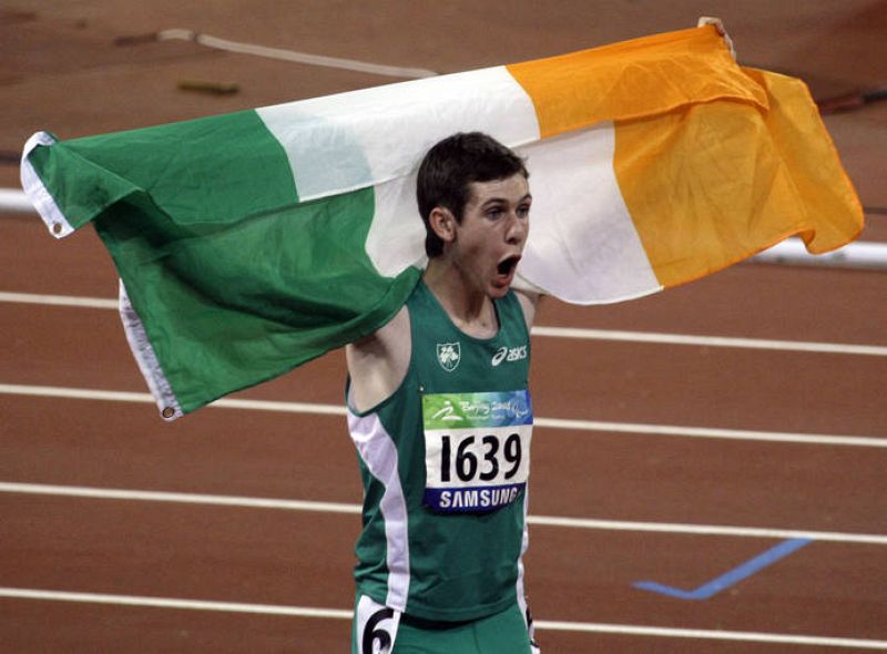 Michael McKillop, de Irlanda, celebra el triunfo después de ganar los 800 metros T37.