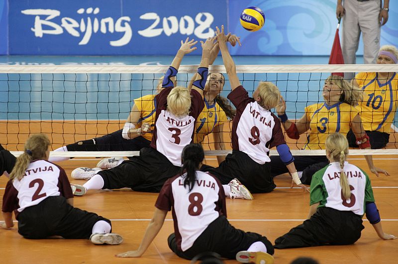 La selección ucraniana de volleyball sentado en el partido contra Lituania.