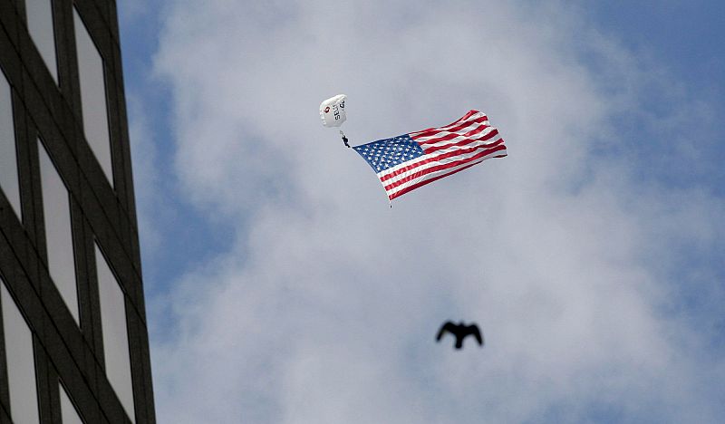 Un paracaídista desciende con una bandera gigante de Estados Unidos