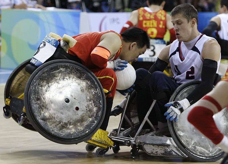 China lucha por el balón en el partido contra Estados Unidos de rugby en silla de ruedas.