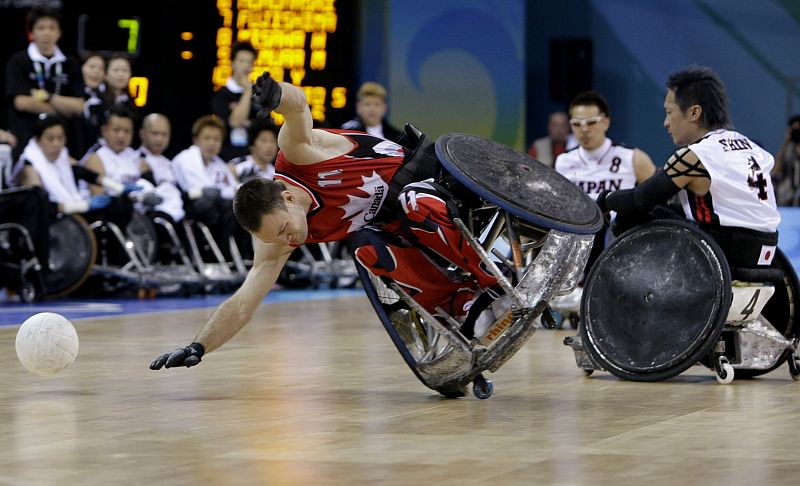 Cánada se enfrenta a Japón en rugby en silla de ruedas.