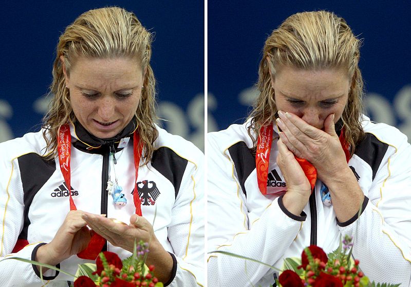 La nadadora alemana Kirsten Bruhn durante la ceremonia de entrega de medallas en 100 metros braza.