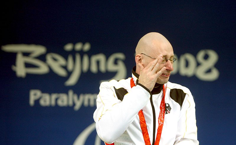 Thomas Grimm se seca las lagrimas durante la entrega de medallas