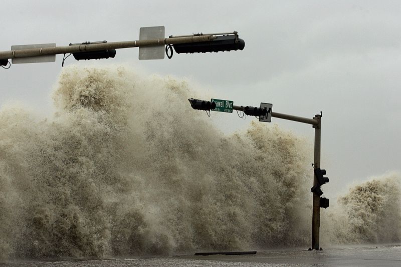 El fuerte oleaje tomó las calles cuando el huracán Ike se aproximó a Galveston, Texas.