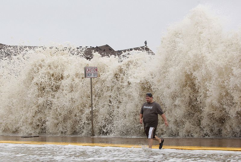 El ojo del huracán 'Ike', con lluvias y fortísimos vientos que azotan una amplia zona del sureste de Texas, ha tocado tierra a las 02.20 hora local (07.10 GMT) en la isla de Galveston, según el Centro Nacional de Huracanes (NHC).