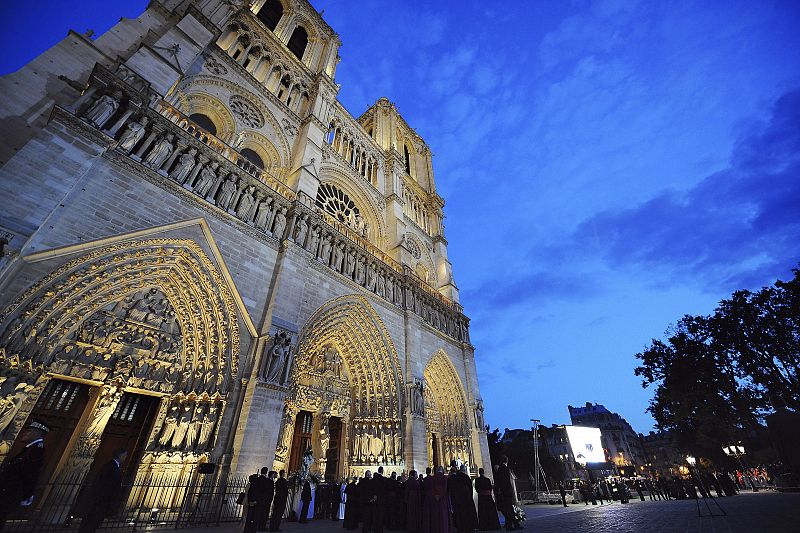 Pope Benedict XVI speaks to youths outside Notre Dame Cathedral in Paris