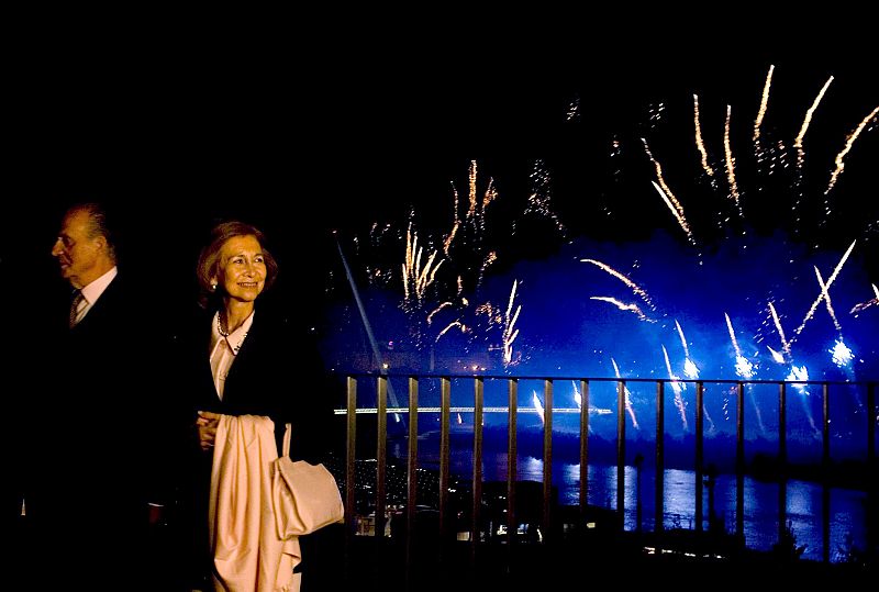 La reina Sofía y el rey Juan Carlos observan los fuegos artificiales desde el Balcón Rainillas, hoy, durante la ceremonia de clausura de la Exposición Internacional de Zaragoza.