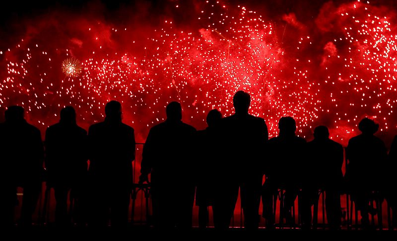 Los fuegos artificiales iluminan el recinto de la Expo, esta noche, durante la ceremonia de clausura de la Exposición Internacional de Zaragoza.
