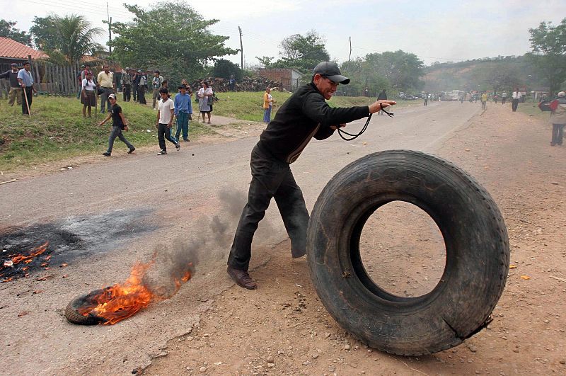 BLOQUEO DE CARRETERA EN TIQUIPAYA