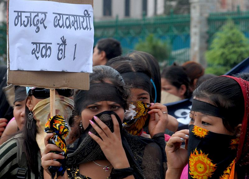 Manifestación de bailarinas de barra en Nepal