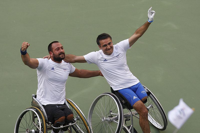 Los franceses Michael Jeremiasz y Stephane Houdet celebran la victoria, después de ganar la medalla de oro ante la pareja sueca, en la final de tenis en silla de ruedas.