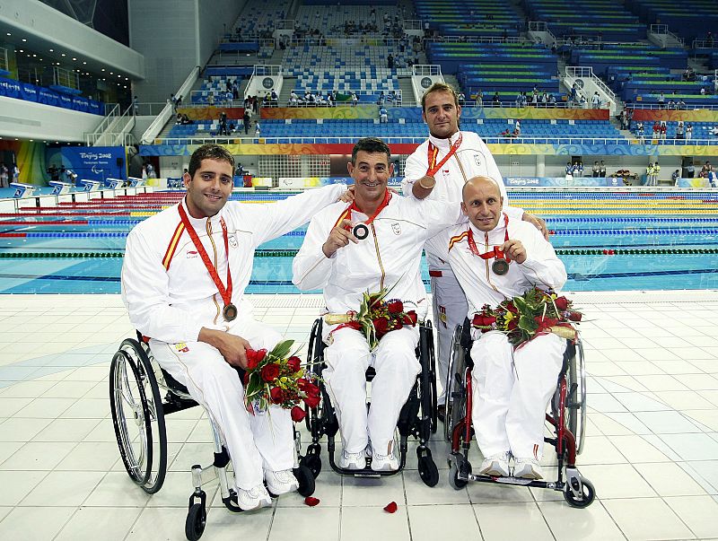 Los nadadores españoles Pablo Cimadevila, Sebastián Rodríguez, Vicente Gil y Daniel Vidal tras lograr la medalla de bronce en la prueba de relevo 4x50 estilos.