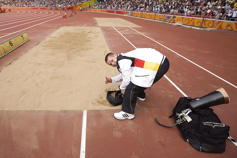 Wojtek se lleva de recuerdo arena de la pista tras ganar la prueba masculina de salto de longitud de categoría F42