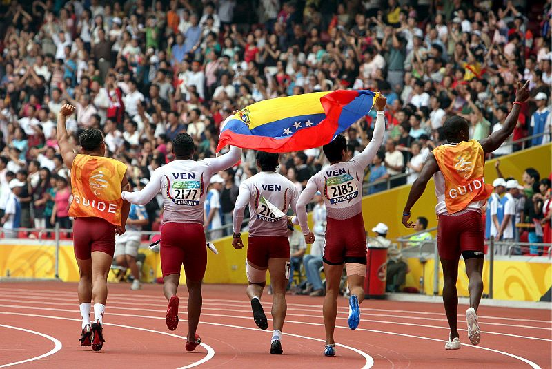 El equipo venezolano celebra su medalla de plata en la prueba masculina de relevos 4x100 metros de categoría T11-T13