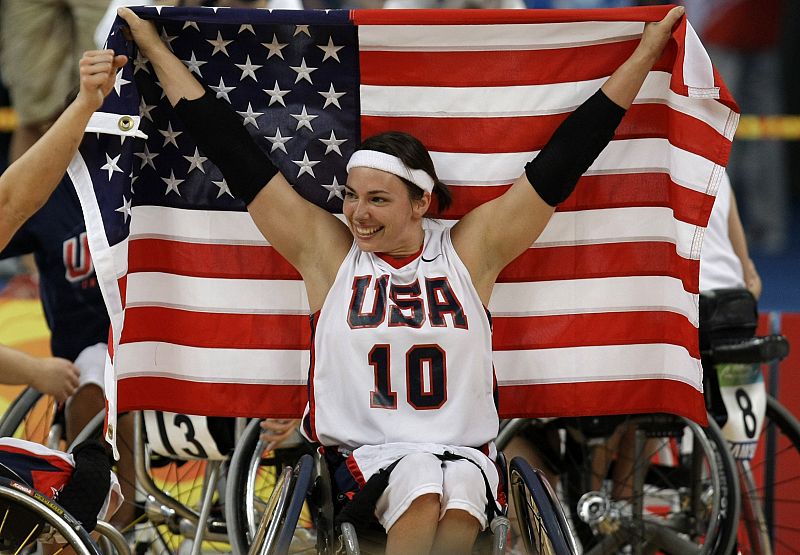 Stephanie Wheeler de EE.UU. celebra la victoria después de ganar la medalla de oro en baloncesto ante la selección alemana.