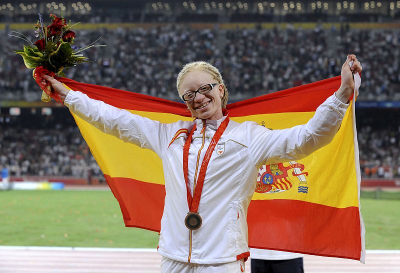 La española Eva Ngui posa con la medalla de bronce que ha conseguido en los 200 metros, tras la descalificación de la ganadora.