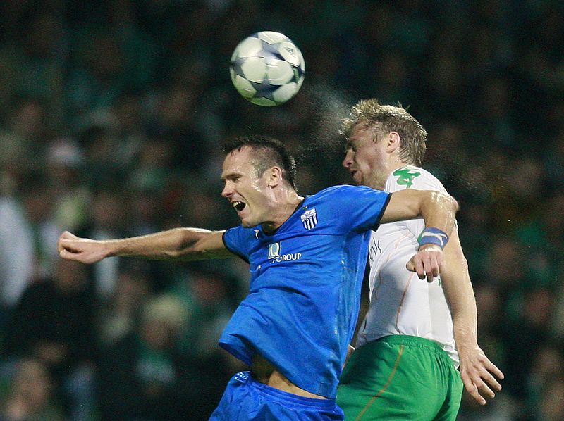 Mertesacker, jugador del Werder Bremen, salta con Lukasz Sosine, del Anothorsis Famagusta